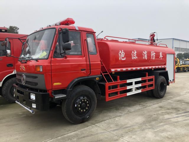 東風(fēng)10噸泡沫消防車發(fā)車